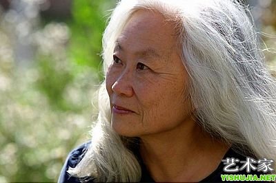 一头披肩白发的华裔女作家汤亭亭