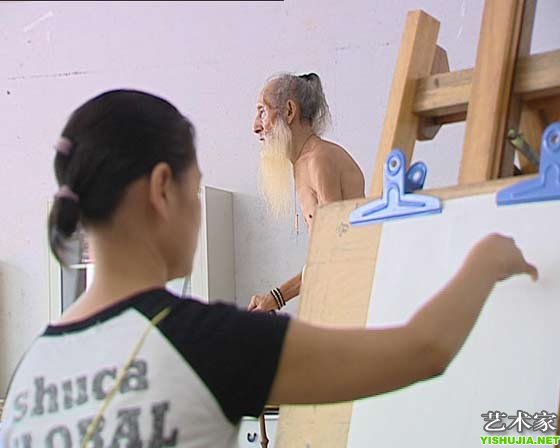 88岁高龄的农民只身1人在广州做人体模特语，他将