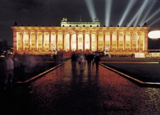 全球博物馆 夜幕和霓红灯掩护下抵御“寒风”
