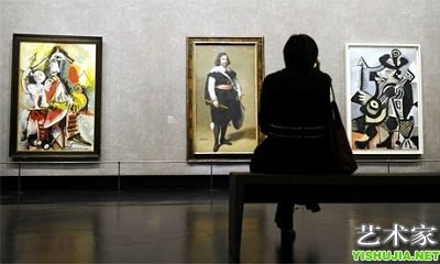 巴黎大皇宫博物馆内参观者静坐欣赏大师画作