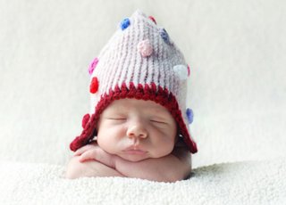 安全静谧：摄影师捕捉初生婴儿动人瞬间
