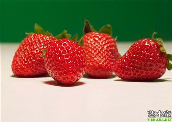 四个草莓的照片