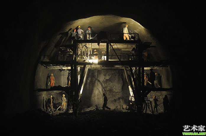 中国，太原：工人们在高速公路隧道中工作
