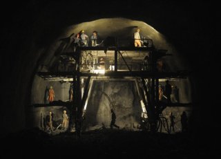 在高速公路隧道中工作的工人