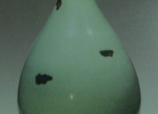 元白瓷铁斑纹瓶