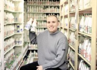 英男子20多年收藏万只牛奶瓶