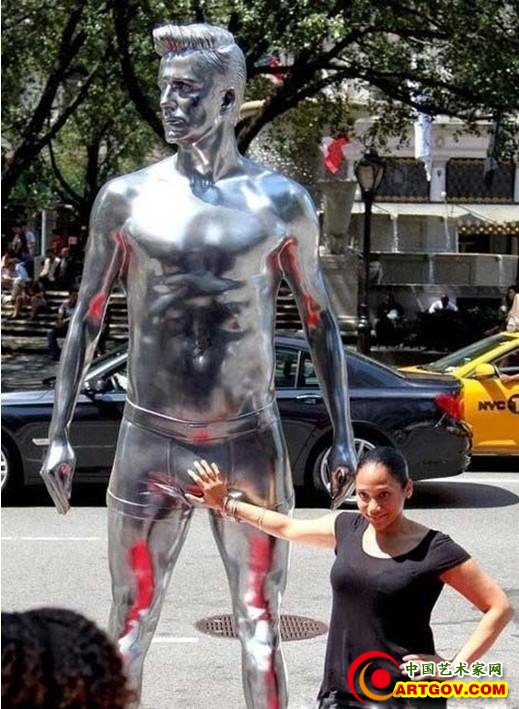 贝克汉姆半裸塑像展出 遭女粉丝咸猪手摸私处