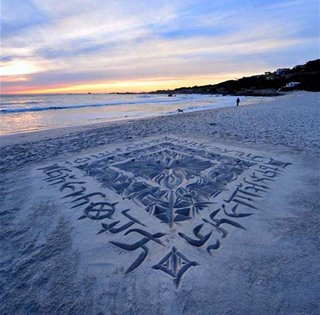 南非艺术家创作巨幅沙滩书法